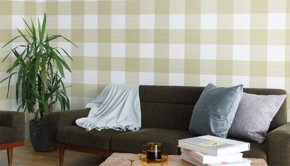 LIMELIGHT（ライムライト）のCH-GI-01はチェック柄のギンガムLのイエロー色。 オフィスの執務スペース・会議室や店舗デザインに対して温かみのあるモダンな空間演出に最適な個性化を実現する壁紙クロス。