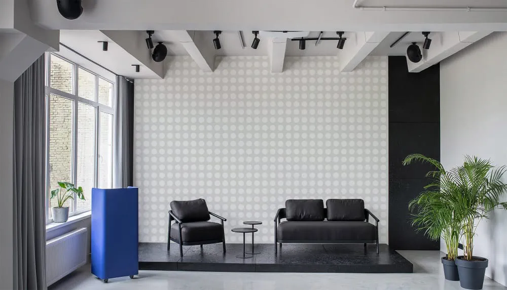LIMELIGHT（ライムライト）のDO-POS-02は水玉（ドット）柄のポルカドットストレートのグレー色。オフィスの執務スペース・会議室や店舗デザインに対して温かみのあるモダンな空間演出に最適な個性化を実現する壁紙クロス。