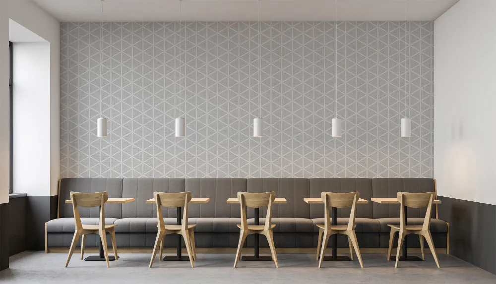 LIMELIGHT（ライムライト）のJA-KU-01は和柄のクミキッコウ（組亀甲）のホワイト×グレー色。 和柄でありながらもポップさと北欧スタイルの空間にも馴染む色合いは、オフィスの執務スペース・商業施設・店舗デザインの空間を個性化させるのに最適な壁紙クロス。