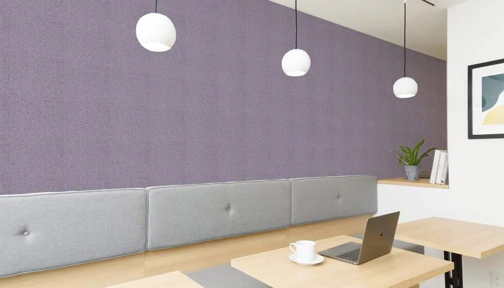 LIMELIGHT（ライムライト）のJA-SA-02は和柄のサメコモン（鮫小紋）のパープル色。 和柄でありながらもポップさと北欧スタイルの空間にも馴染む色合いは、オフィスの執務スペース・商業施設・店舗デザインの空間を個性化させるのに最適な壁紙クロス。