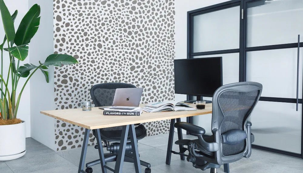 LIMELIGHT（ライムライト）のLT-AN-DA-02Rはアニマル（動物）柄のダルメシアンのブラウン色。 オフィスの執務スペース・会議室や休憩スペースに躍動感を演出するのに最適な壁紙クロス。