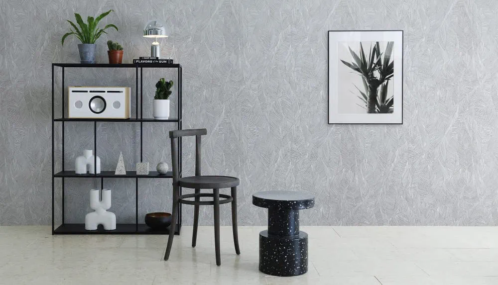 LIMELIGHT（ライムライト）のLT-BL009は植物（ボタニカル）柄のオーガスタのグレー色。 オフィスの執務スペースや店舗デザイン・住空間に対して有機的でモダンな空間演出に最適な壁紙クロス。