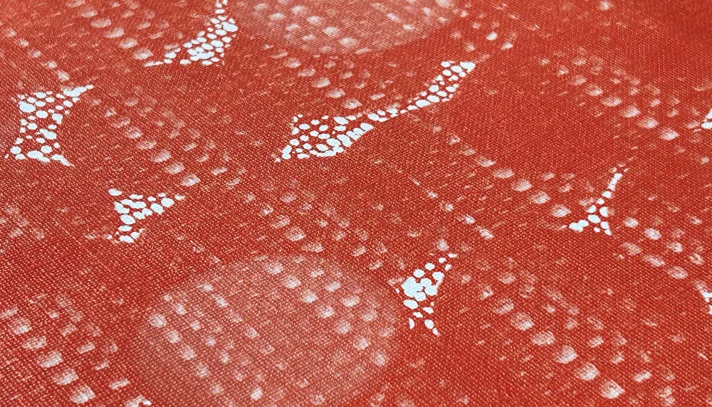 LIMELIGHT（ライムライト）のLT-DO-TA-01はたまごをモチーフにした北欧テイストなドット柄で色はレッド。 不燃性マテリアルで明るさと質感が特徴的なクロス。