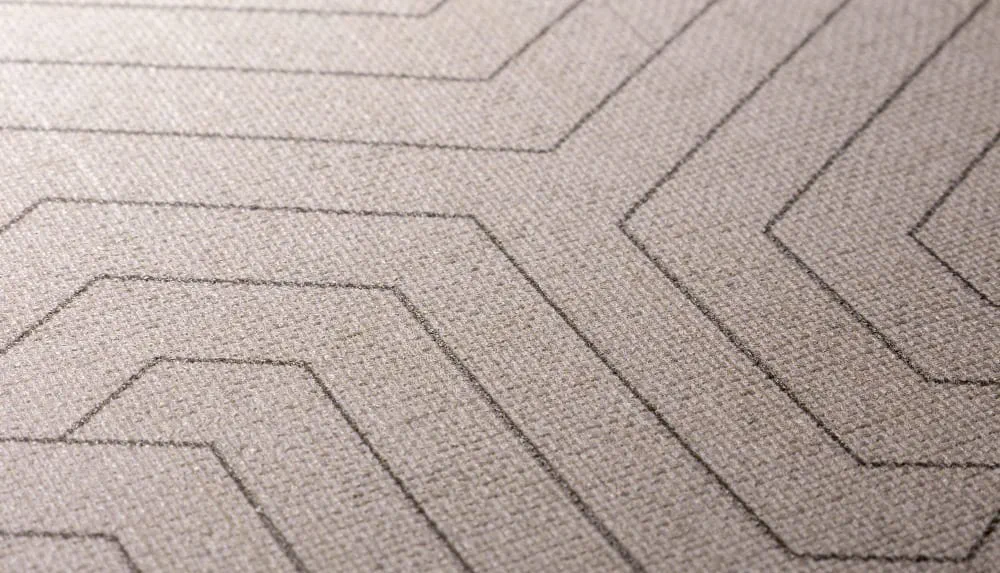 LIMELIGHT（ライムライト）のLT-GC001は幾何学（ジオメトリック）柄のスピナーのベージュ色。 不燃性マテリアルで、奥行きを感じれる質感のある壁紙・クロス。