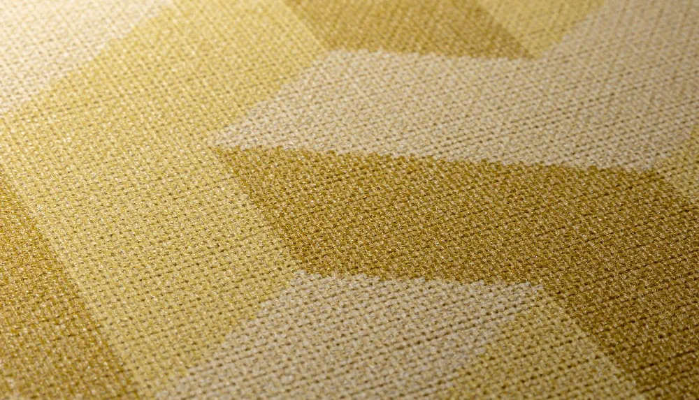 LIMELIGHT（ライムライト）のLT-GC009は幾何学（ジオメトリック）柄のトライアングルブロックのダークブラウン色。 不燃性マテリアルで、奥行きを感じれる質感のある壁紙・クロス。