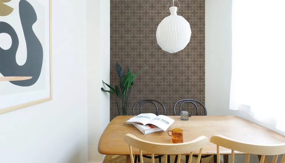 LIMELIGHT（ライムライト）のLT-GC019は幾何学（ジオメトリック）柄のチェーンのブラウン色。 オフィスの執務スペース・会議室や店舗デザインに対してモダンな空間演出に最適な壁紙クロス。