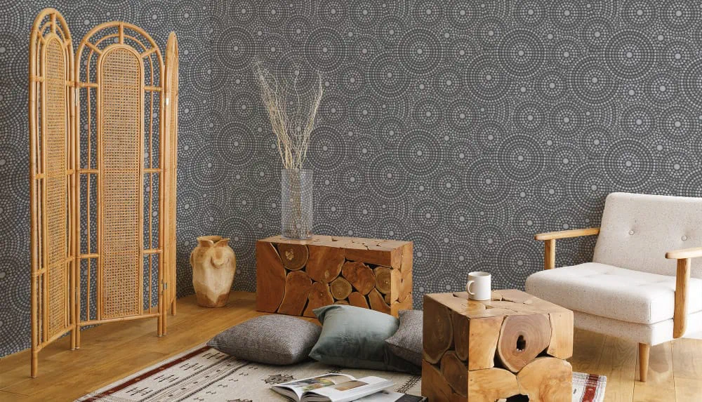 LIMELIGHT（ライムライト）のLT-NN019は民族（エスニック）模様のアボリジニのダークグレー色。 オフィスの執務スペースや店舗デザイン・住空間に対して個性化とモダンな空間演出に最適な壁紙クロス。