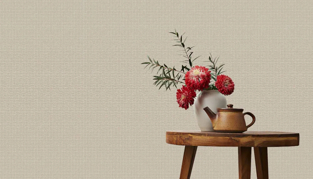 LIMELIGHT（ライムライト）のLTO-TK01はデザイナーズのタイニータイニーチェックのベージュ色。 インテリアスタイリストの大谷由衣さんとのコラボ柄であり、無地のように扱える柄であるため、オフィスや店舗はもちろん、住空間へナチュラルテイストを加えたい際に最適な壁紙クロス。