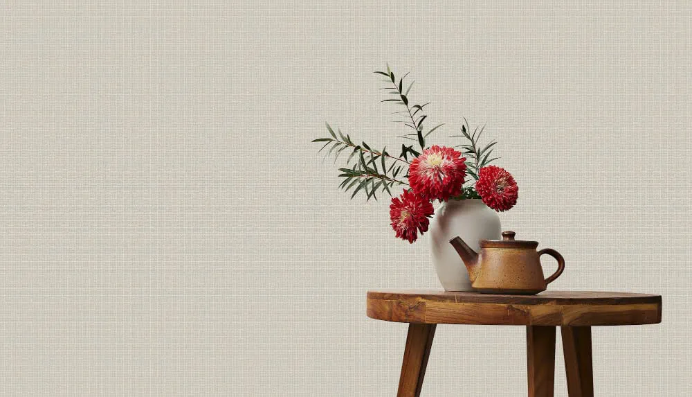 LIMELIGHT（ライムライト）のLTO-TK02はデザイナーズのタイニータイニーチェックのライトベージュ色。 インテリアスタイリストの大谷由衣さんとのコラボ柄であり、無地のように扱える柄であるため、オフィスや店舗はもちろん、住空間へナチュラルテイストを加えたい際に最適な壁紙クロス。