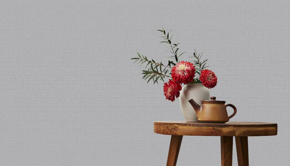 LIMELIGHT（ライムライト）のLTO-TK04はデザイナーズのタイニータイニーチェックのブルーグレー色。 インテリアスタイリストの大谷由衣さんとのコラボ柄であり、無地のように扱える柄であるため、オフィスや店舗はもちろん、住空間へナチュラルテイストを加えたい際に最適な壁紙クロス。