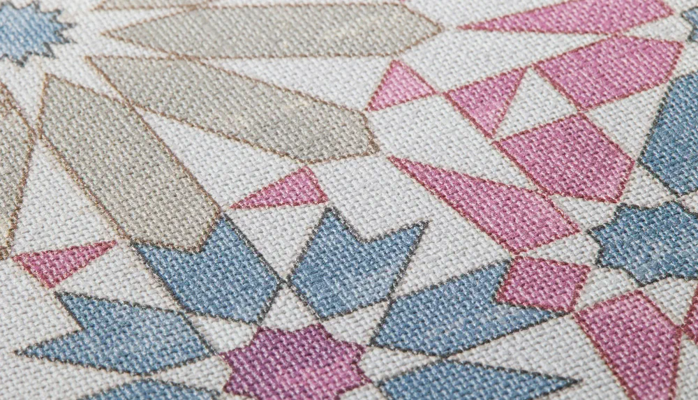 LIMELIGHT（ライムライト）のMO-AR-04はモザイク柄のアラビアンのティール色。不燃性マテリアルで、目地付きのタイルデザインに加えて有機的な染ムラ感も表現した壁紙クロス。