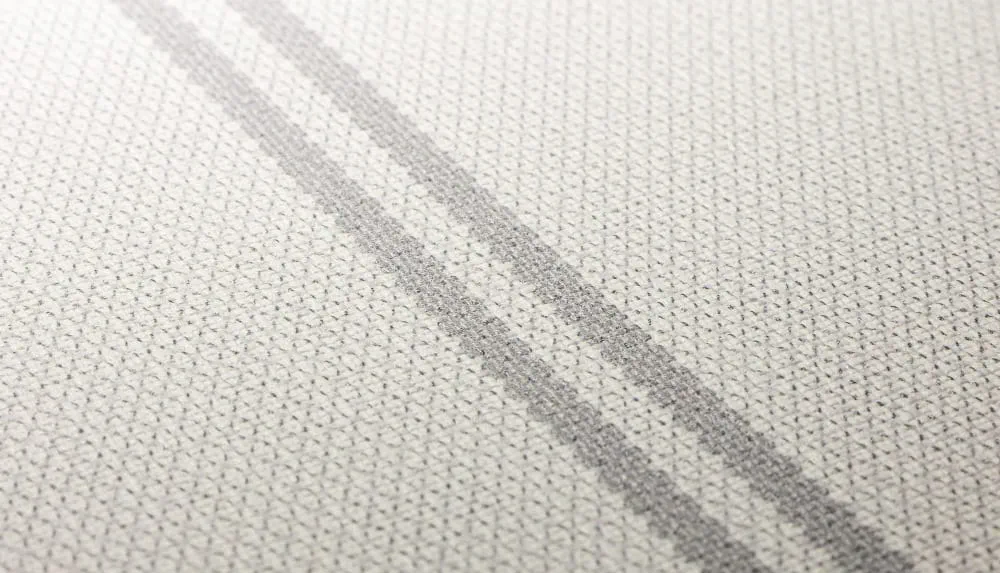 LIMELIGHT（ライムライト）のST-DO-05はストライプ柄のダブルストライプのイエロー色。 不燃性マテリアルで、織物調のデザインが本物の生地のような質感を感じられる壁紙クロス。