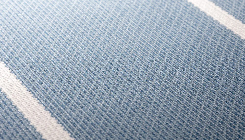 LIMELIGHT（ライムライト）のST-HI-05はストライプ柄のヒッコリーのホワイトブルー色。 不燃性マテリアルで、織物調のデザインが本物の生地のような質感を感じられる壁紙クロス。