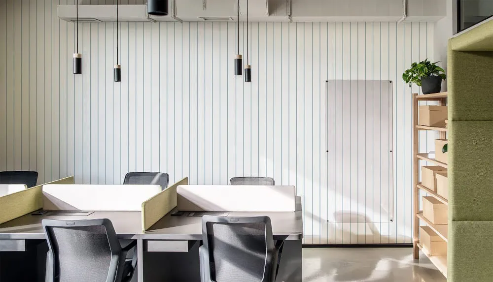 LIMELIGHT（ライムライト）のST-HI-05はストライプ柄のヒッコリーのホワイトブルー色。 オフィスの執務スペース・会議室や店舗デザインに対して重厚感とモダンな空間演出に最適な個性化を実現する壁紙クロス。