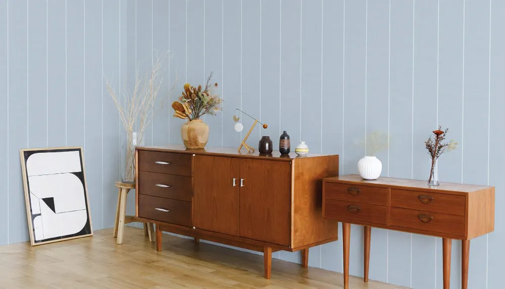 LIMELIGHT（ライムライト）のST-PI-01はストライプ柄のピンストライプのライトブルー色。 オフィスの執務スペース・会議室や店舗デザインに対して印象的でモダンな空間演出に最適な個性化を実現する壁紙クロス。