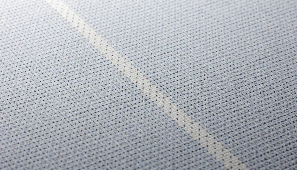 LIMELIGHT（ライムライト）のST-PI-01はストライプ柄のピンストライプのライトブルー色。 不燃性マテリアルで、織物調のデザインが本物の生地のような質感を感じられる壁紙クロス。