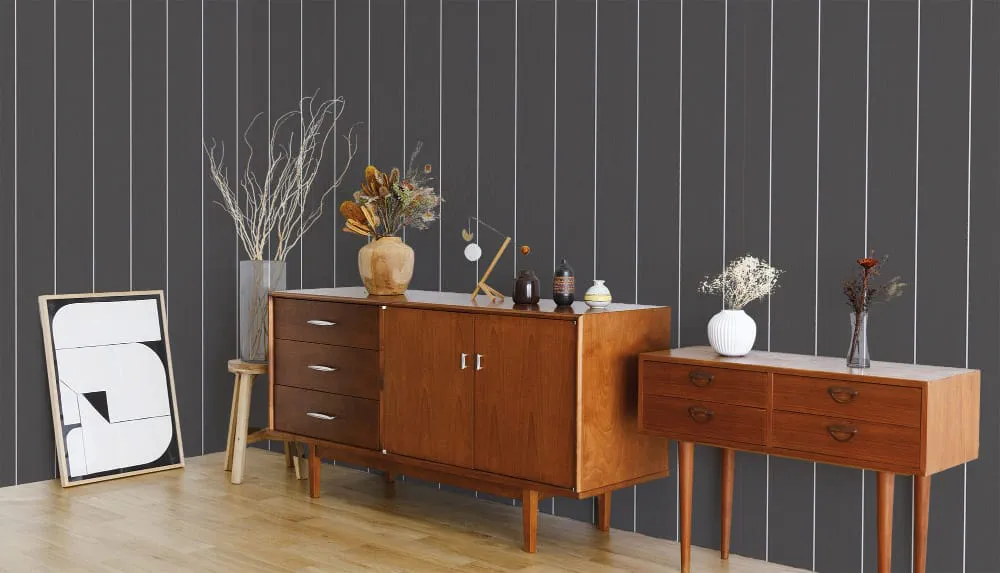 LIMELIGHT（ライムライト）のST-PI-05はストライプ柄のピンストライプのブラック色。 オフィスの執務スペース・会議室や店舗デザインに対して印象的でモダンな空間演出に最適な個性化を実現する壁紙クロス。