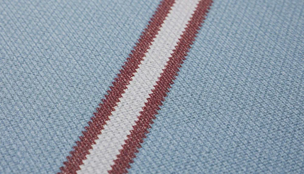 LIMELIGHT（ライムライト）のST-RE-05はストライプ柄のレジメンタルストライプのホワイト色。 不燃性マテリアルで、織物調のデザインが本物の生地のような質感を感じられる壁紙クロス。