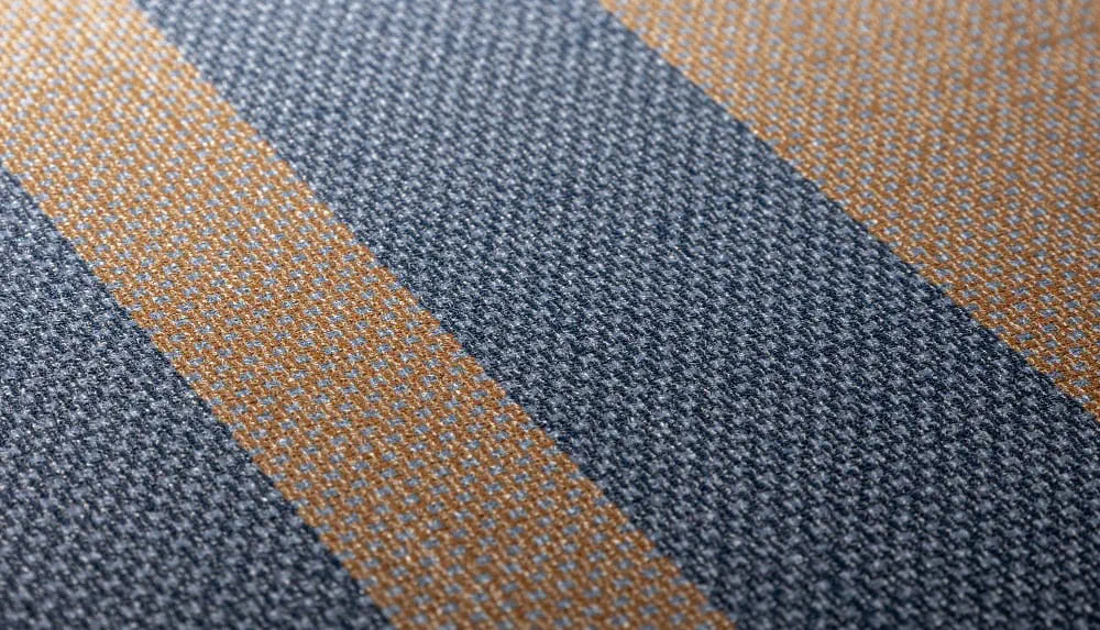 LIMELIGHT（ライムライト）のST-TH-02はストライプ柄のシックシンストライプのグリーン×ブラウン色。 不燃性マテリアルで、織物調のデザインが本物の生地のような質感を感じられる壁紙クロス。